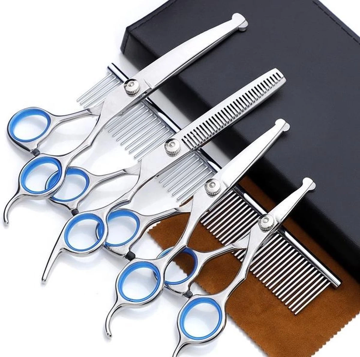 Professionele Hondenscharen Set - Extra Veilige Grooming Set - Trimscharen Voor Honden - Knipschaar - Effileerschaar / Uitdunschaar - Gebogen Schaar Met Ronde Punt - Precisieschaar - Hondenverzorging - Inclusief Kam, 2 Haarclips En Luxe Opbergdoos 2 Professionele Hondenscharen Set - Extra Veilige Grooming Set - Trimscharen Voor Honden - Knipschaar - Effileerschaar / Uitdunschaar - Gebogen Schaar Met Ronde Punt - Precisieschaar - Hondenverzorging - Inclusief Kam, 2 Haarclips En Luxe Opbergdoos - Afbeelding 2
