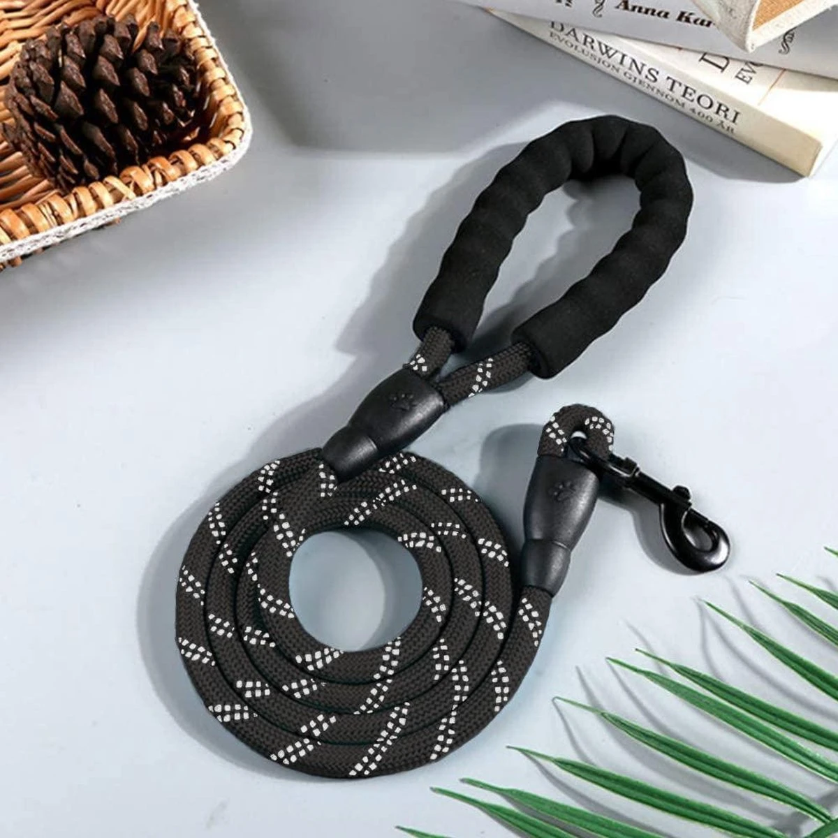 Merkloos Reflecterende Hondenriem – Nylon Hondenlijn – Honden Riem Met Fijn Handvat – Zwart – 150CM - 1,2CM Dik! 1 Merkloos Reflecterende Hondenriem – Nylon Hondenlijn – Honden Riem Met Fijn Handvat – Zwart – 150CM - 1,2CM Dik!