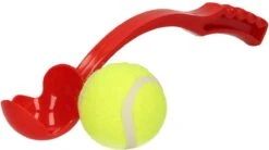 Benson Rode Honden Ballenwerper Met Ergonomische Handgreep – Inclusief Tennisbal – 38cm – Rood | Balwerper Voor Hond | Bal Werpen | Apporteer Speelgoed | Hondenspeelgoed 13 Benson Rode Honden Ballenwerper Met Ergonomische Handgreep – Inclusief Tennisbal – 38cm – Rood | Balwerper Voor Hond | Bal Werpen | Apporteer Speelgoed | Hondenspeelgoed -Hondenbenodigdheden Korting 1200x672 2
