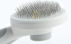 Merkloos Dierenborstel - Haarborstel Huisdieren - Borstel Voor Vacht Huisdier - Borstel Kat - Borstel Hond - Makkelijk Haar Verwijderen Met één Klik - Inclusief Speeltje - Kam Huisdier - Vachtverzorging - Massage -Hondenbenodigdheden Korting 1200x751 1