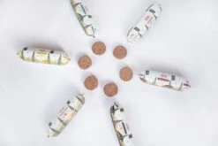 Kivo Petfood Houdbare Worsten INTRODUCTIEDOOS 6 X 600 Gram Smaken: Rund, Kip, Rund & Kip, Kip & Zalm, Eend En Lam - Zacht Gestoomd Vlees - Glutenvrij Geen Fratsen -Hondenbenodigdheden Korting 1200x800 22