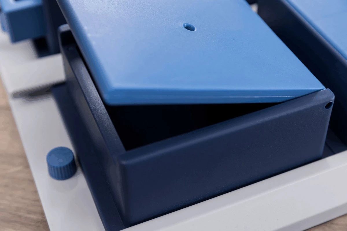 Trixie Dog Activity Poker Box 1 - 31X31 CM 12 Trixie Dog Activity Poker Box 1 - 31X31 CM - Afbeelding 12