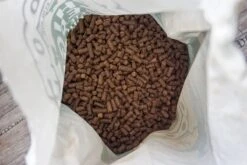 WOOOF Senior 18KG - Geperst Senior Hondenvoer - Geperste Senior Hondenbrokken - Senior Droogvoer -Hondenbenodigdheden Korting 1200x800 3