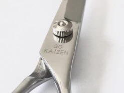 Professionele Hondenscharen Set - Extra Veilige Grooming Set - Trimscharen Voor Honden - Knipschaar - Effileerschaar / Uitdunschaar - Gebogen Schaar Met Ronde Punt - Precisieschaar - Hondenverzorging - Inclusief Kam, 2 Haarclips En Luxe Opbergdoos 5 Professionele Hondenscharen Set - Extra Veilige Grooming Set - Trimscharen Voor Honden - Knipschaar - Effileerschaar / Uitdunschaar - Gebogen Schaar Met Ronde Punt - Precisieschaar - Hondenverzorging - Inclusief Kam, 2 Haarclips En Luxe Opbergdoos -Hondenbenodigdheden Korting 1200x899 4